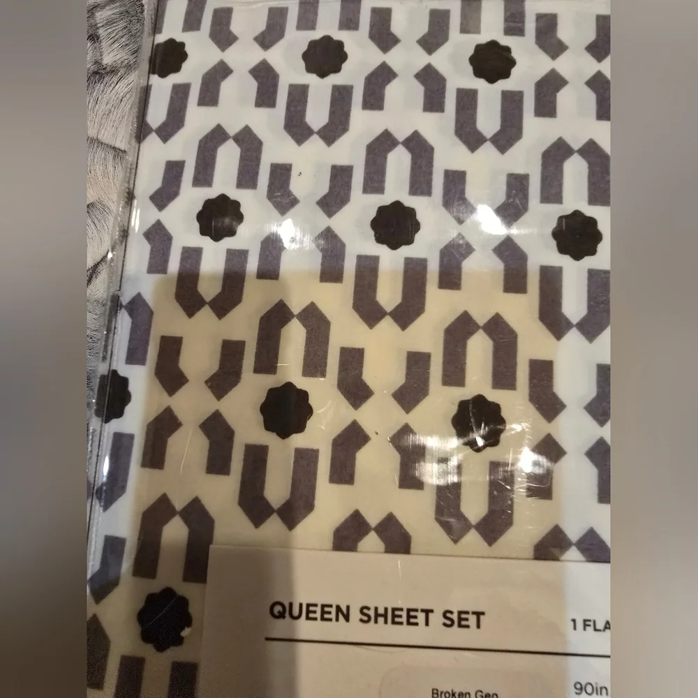 LeMieux Gray and White Patterned Sheet